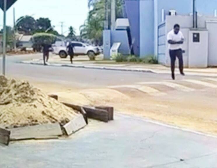 Imagem de compartilhamento para o artigo Acusado de tentar matar adolescente tenta fugir algemado após audiência em Coxim (vídeo) da MS Todo dia